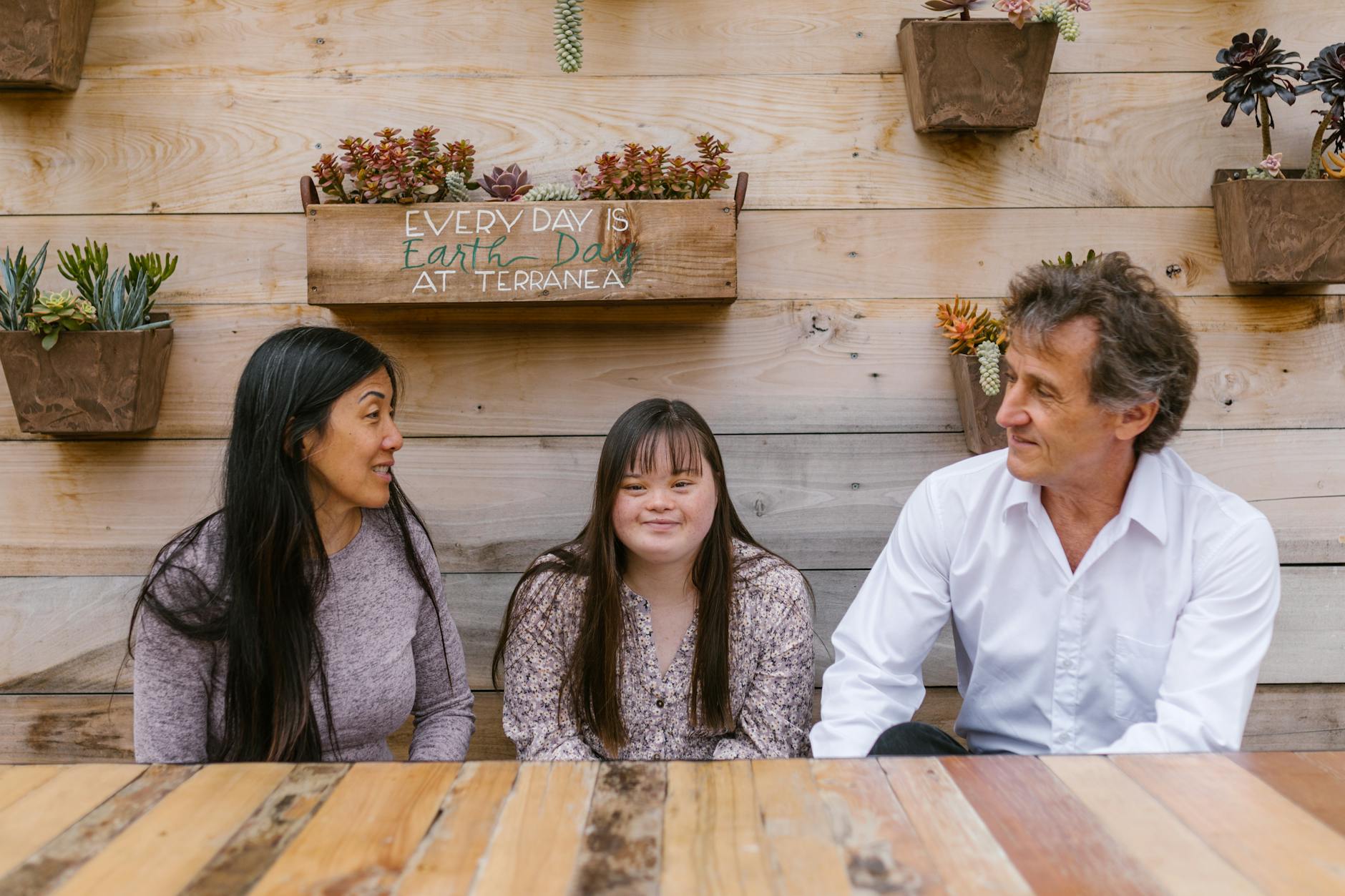 Rodzina rozmawia i spędza spokojnie czas razem na świeżym powietrzu