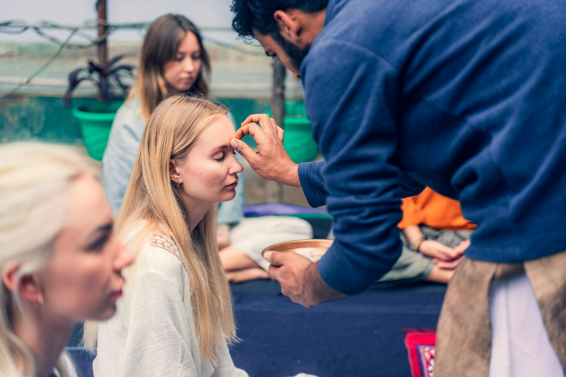 Grupa osób siedzi w kręgu podczas wspólnej medytacji mindfulness