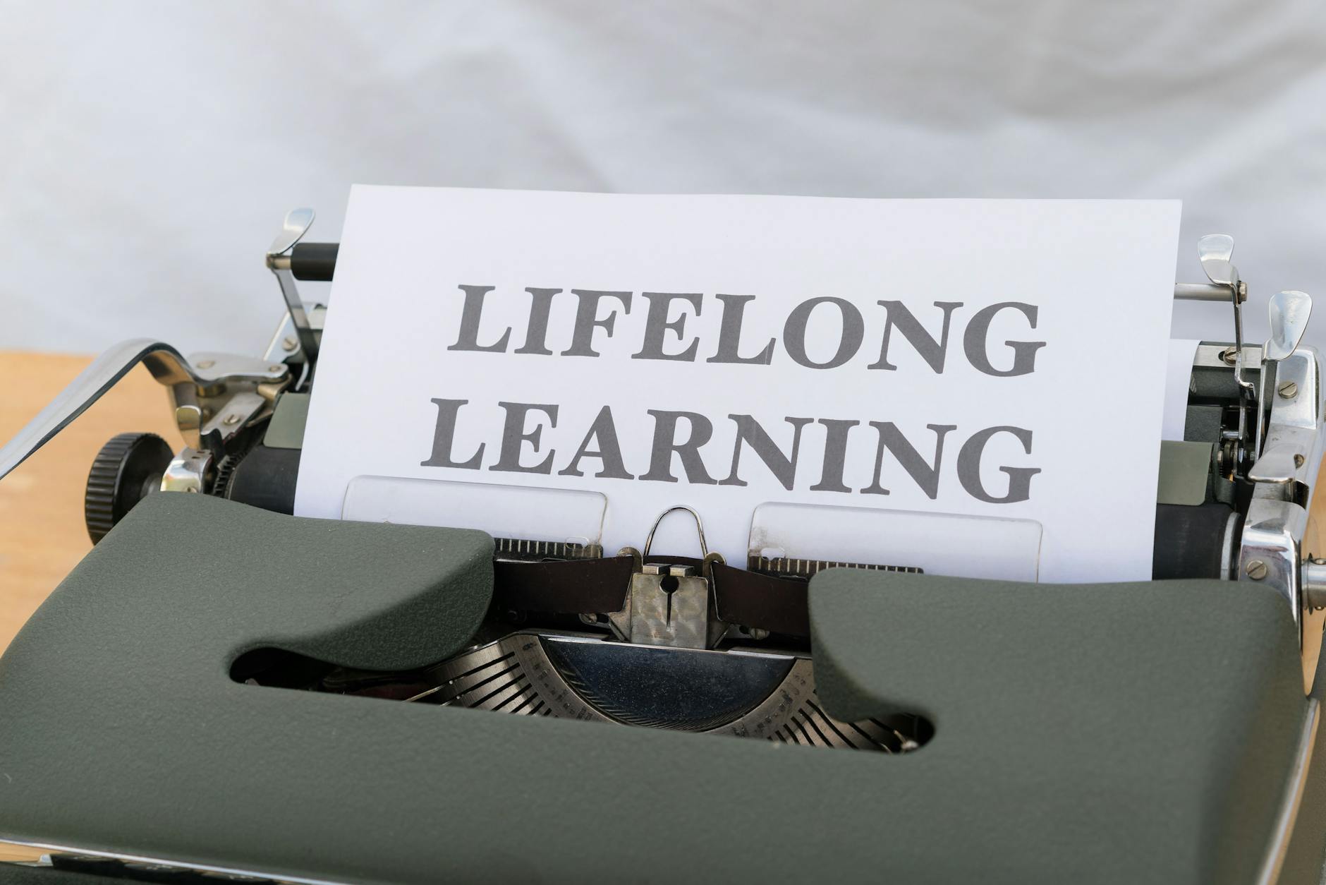 Zbliżenie na starą maszynę do pisania z tekstem Lifelong Learning