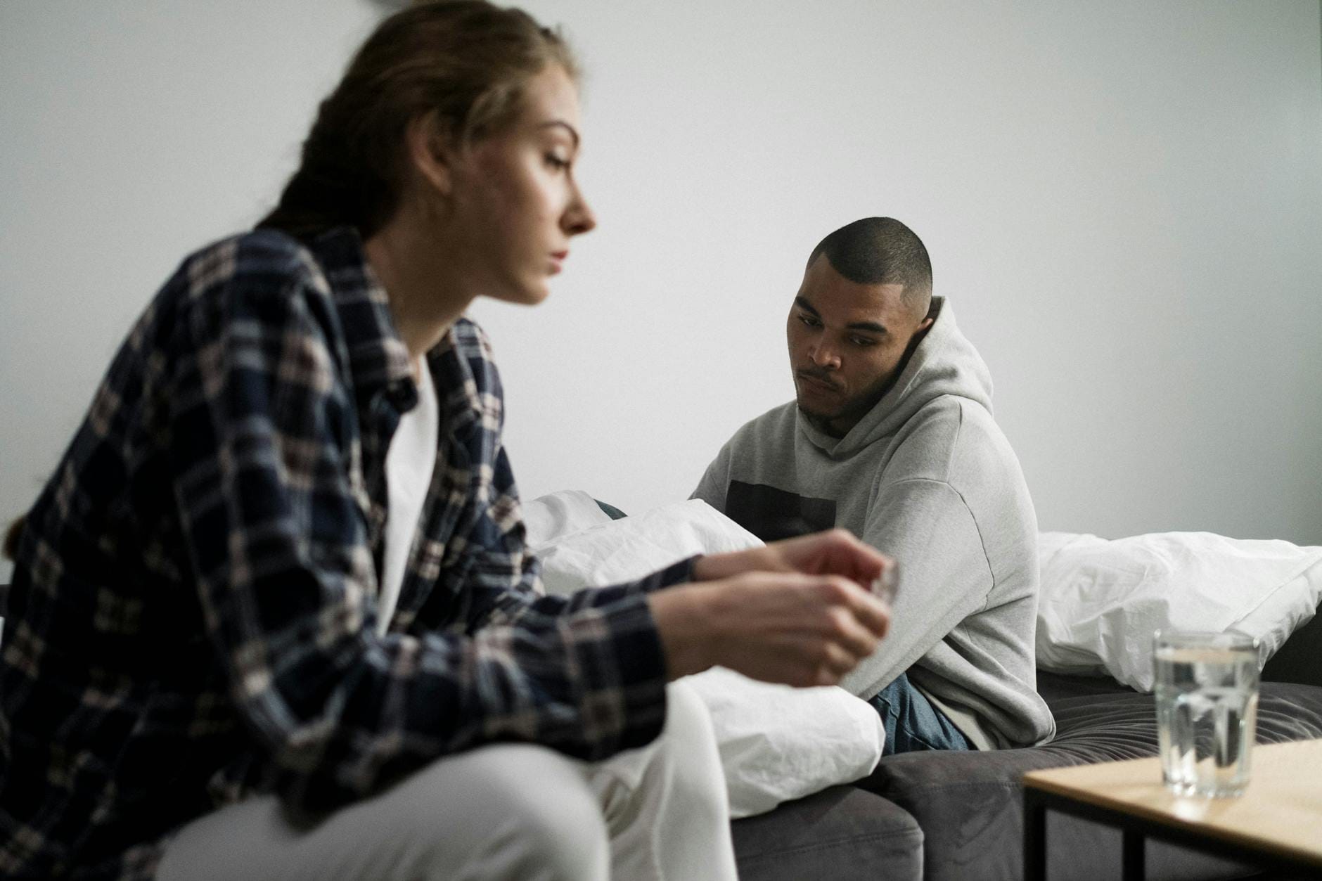 Para w domu rozmawia poważnie o problemach psychicznych