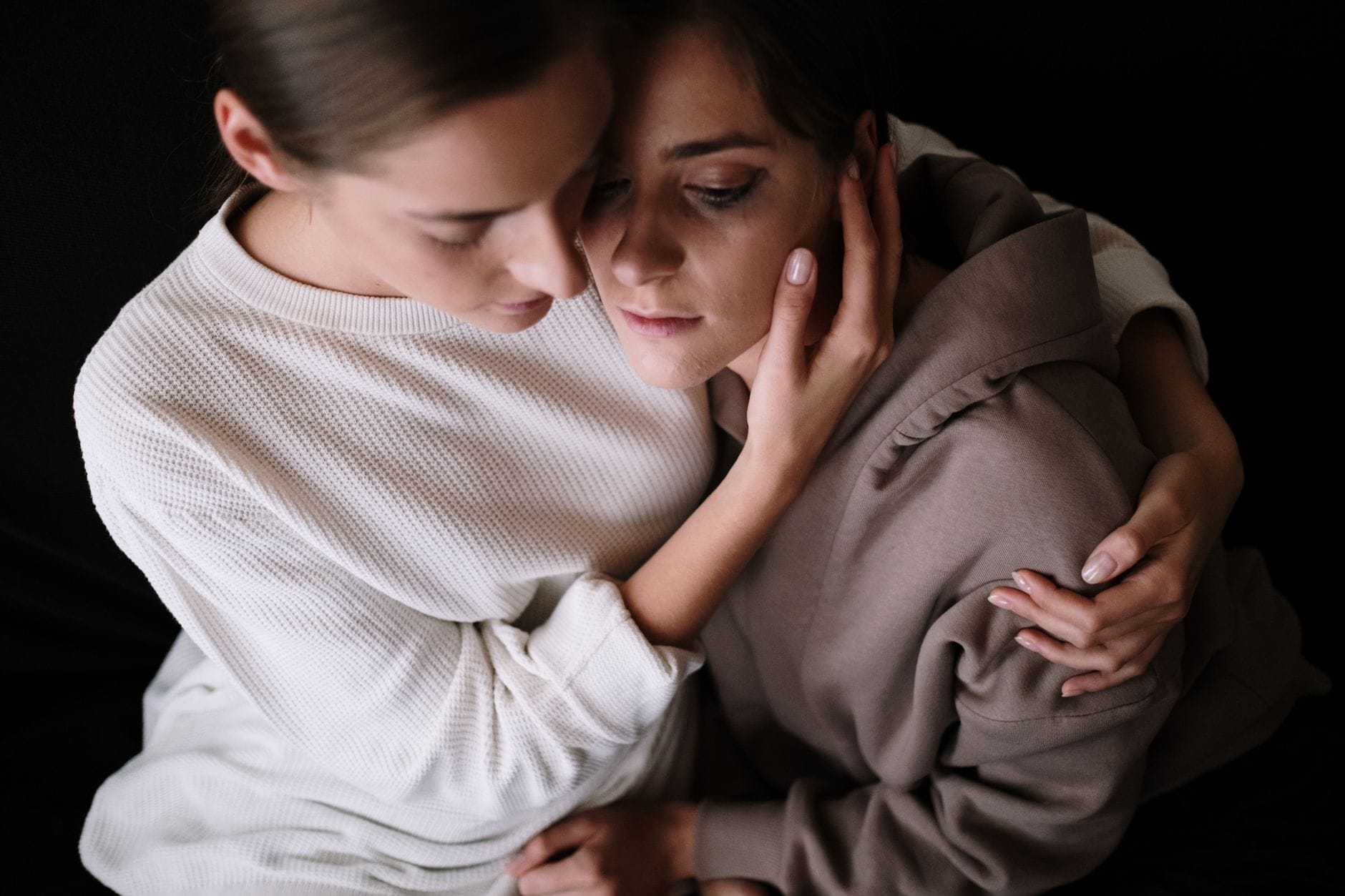 Dwie kobiety przytulają się, okazując wsparcie w trudnym momencie