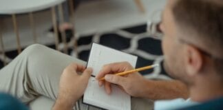 Pierwsza wizyta u psychoterapeuty: jak się przygotować i o co zapytać na konsultacji?
